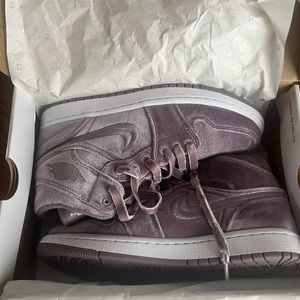 Women’s air Jordan 1 Mid SE size 8